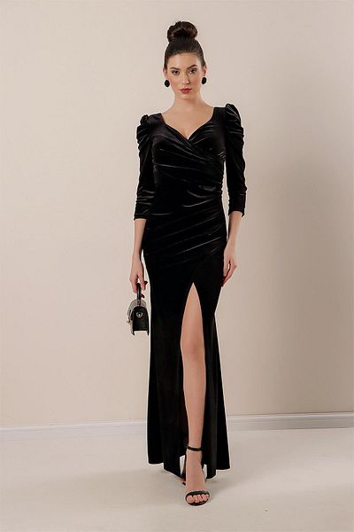 By Saygı Langes Samtkleid mit Faltenschlitz