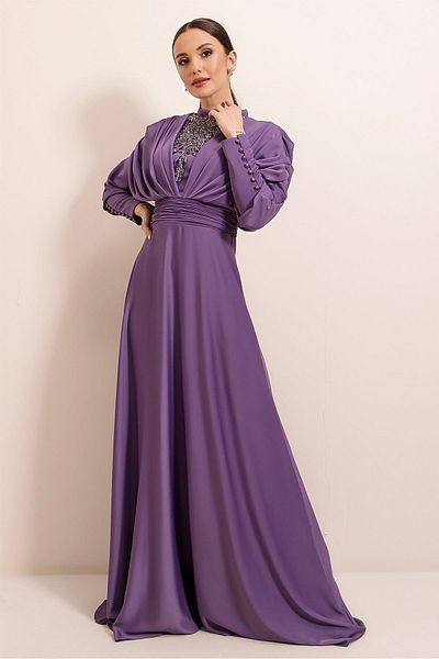 By Saygı Langes Kleid aus Satin mit gerafften Ärmeln, Knopfdetail, gefütterter und perlenbesetzter Vorderseite