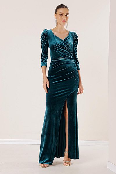 By Saygı Langes Samtkleid mit Faltenschlitz