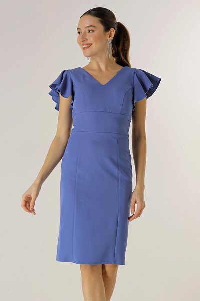 By Saygı Крепова сукня з V-подібним вирізом на спині та розкльошеними рукавами на підкладці