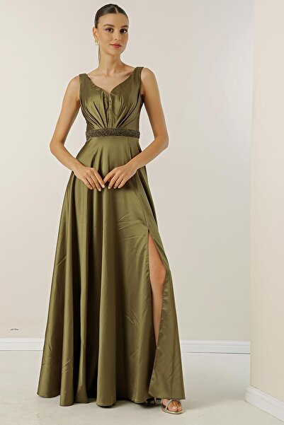 By Saygı Dlouhé saténové šaty s širokým výstřihem a širokým páskem v pase s korálky a podšívkou