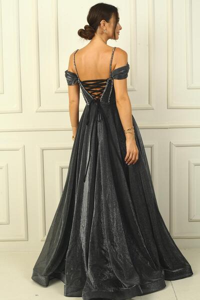 By Saygı Dlouhé šaty s třpytivými korálky s nízkým rukávem