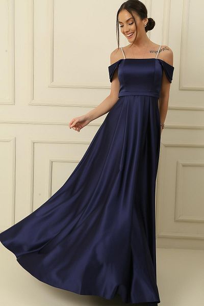 By Saygı Rochie lungă din satin cu bretele cu guler pătrat