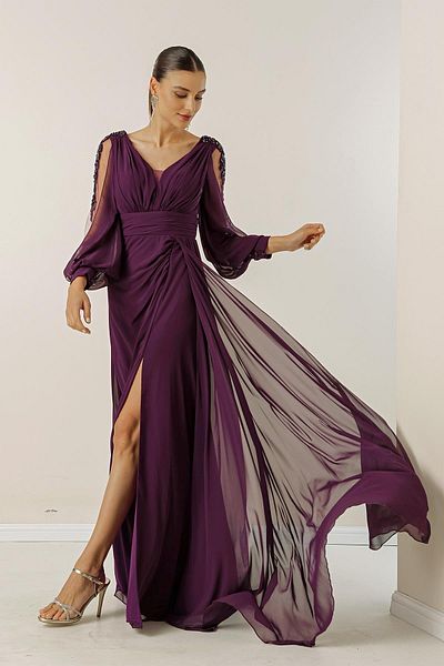 By Saygı Langes Kleid aus Chiffon mit V-Ausschnitt vorne, drapierten, gefütterten Ärmeln, Tüll-Guipure-Detail und weitem Schnitt