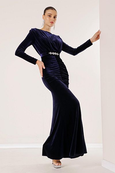 By Saygı Langes Samtkleid mit plissierter Vorderseite und Gürtel