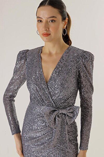 By Saygı Φόρεμα από παγιέτα με διπλό γιακά με φιόγκο στη μέση και σκίσιμο μπροστά