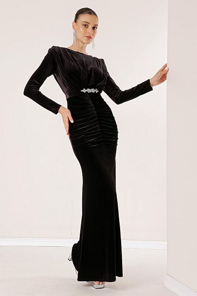 By Saygı Langes Samtkleid mit plissierter Vorderseite und Gürtel