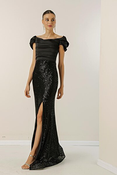 By Saygı Madonna s výstřihem, nízkým rukávem vpředu s řaseným asterovým vrchním dílem, saténový spodní díl dlouhé šaty s flitry