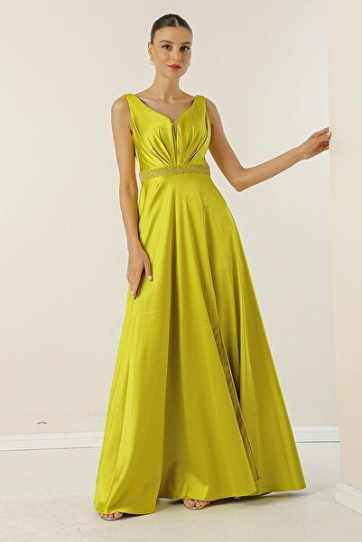 By Saygı Dlouhé saténové šaty s širokým výstřihem a širokým páskem v pase s korálky a podšívkou