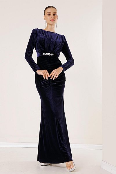 By Saygı Langes Samtkleid mit plissierter Vorderseite und Gürtel