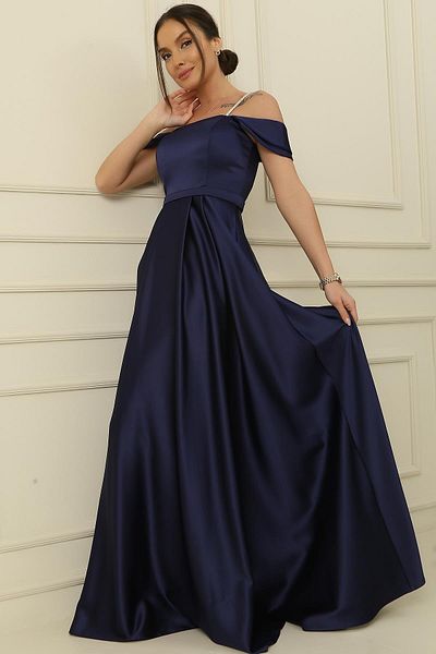 By Saygı Rochie lungă din satin cu bretele cu guler pătrat