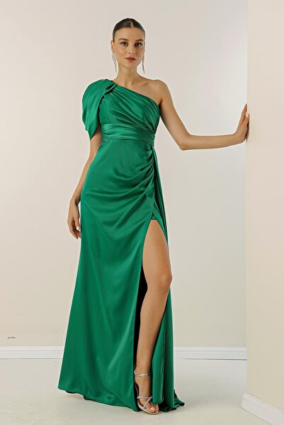 By Saygı Σατέν μακρύ φόρεμα με ένα μανίκι με ντραπέ μπροστά