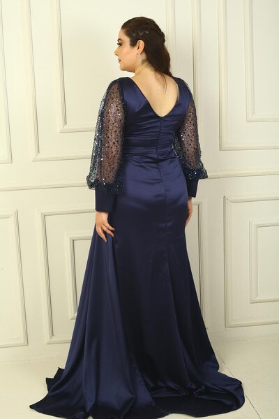 By Saygı Βραδινό φόρεμα με κεντημένο μακρύ σατέν με χάντρες σε μεγάλο μέγεθος - με επένδυση στήθους και γιακά