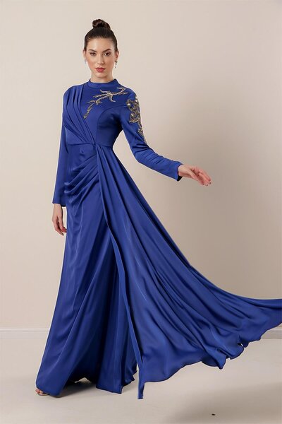 By Saygı فستان حجاب من الساتان الكريب مطرز بالحجر ومُبطن من الأمام