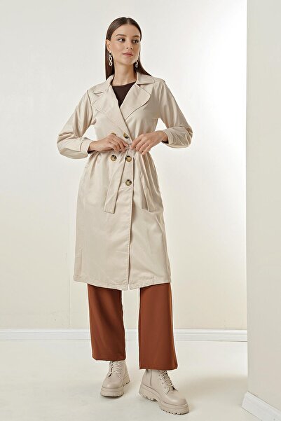 By Saygı Lehajtható gallérral, öves derékkal. Puha pamut kabát zsebekkel