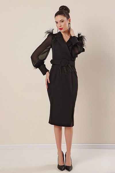 By Saygı Zweireihiger Ausschnitt, Taillengürtel, vorne geschlitzte Ärmel, Chiffon- und Federdetail-Kreppkleid mit Manschetten