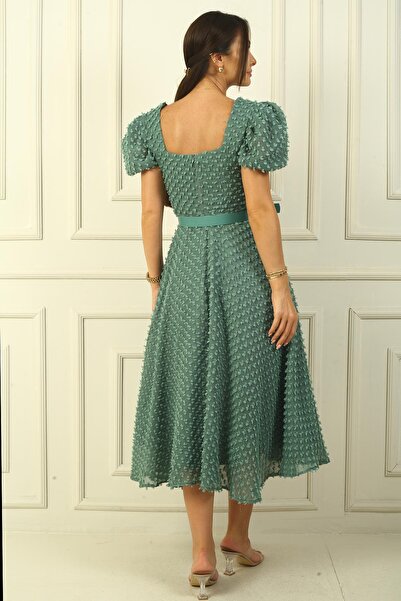 By Saygı Подплатена миди рокля от плат с копчета и колан - балонен ръкав