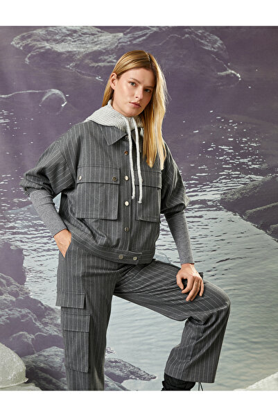 Koton Bunda Şahika Ercümen s kapsovým zacvakávacím límečkem