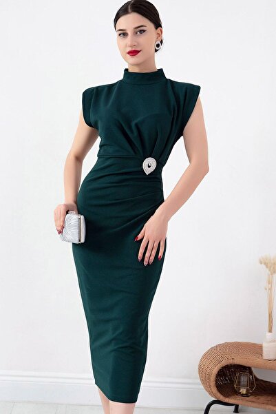 Vivika Vatkalı Kolsuz Dik Yaka Parlak Taşlı Tokalı Drapeli Büzgülü Kalem Kesim Midi Boy Şık ve Cool Elbise
