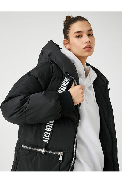 Koton Long Puffer Jacket Kapsa na zip Detailní vytištěný slogan s kapucí