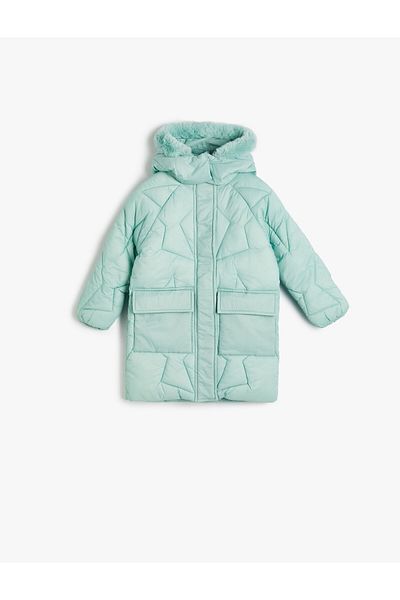 Koton Oversize Puffer Jacket s detaily z umělé kožešiny, s kapucí a kapsami s klopou