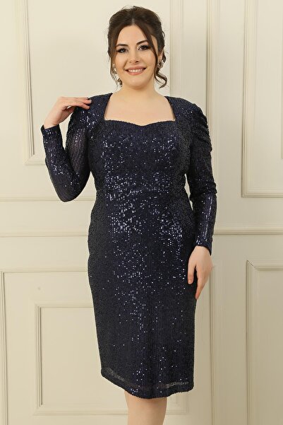 By Saygı Flitrové šaty větší velikosti s pětiúhelníkovým límcem a nabíranými rameny