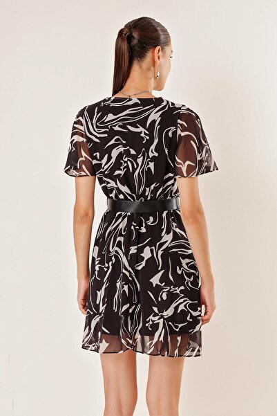 By Saygı Dwurzędowa szyfonowa sukienka z dekoltem w talii i podszewką w kwiatowy wzór