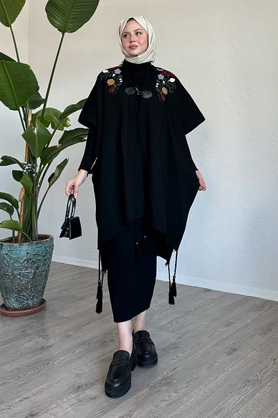 InStyle طقم تريكو أسود مع تفاصيل مطرزة ومزين بشراشيب