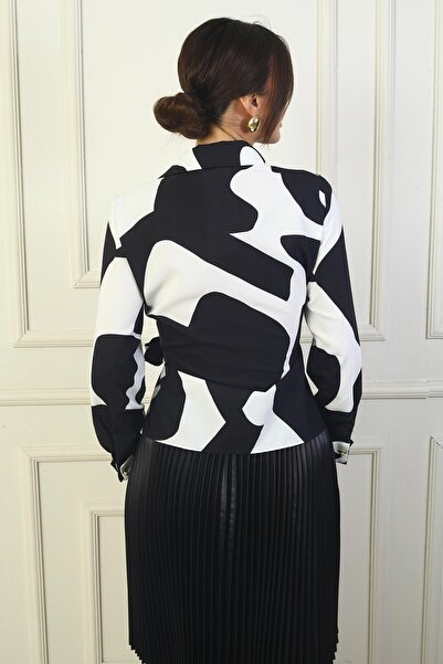 By Saygı Μπλούζα με στάμπα κρεπ σατέν - Λεπτομέρεια γιακά και μανικετόκουμπα με διπλό στήθος