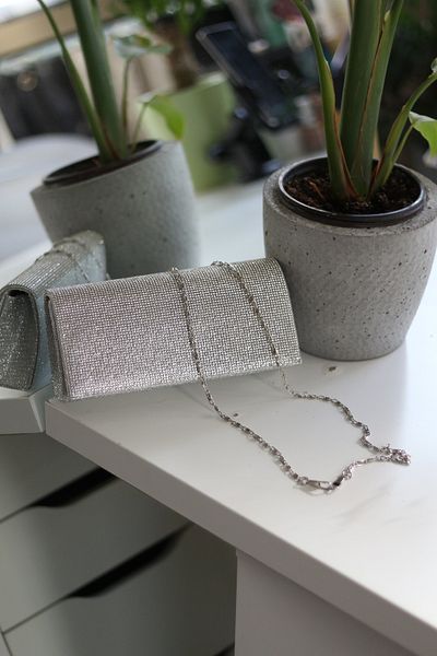 Moom Bag Dámská stříbrná večerní taška přes rameno s detailním řetízkovým potahem
