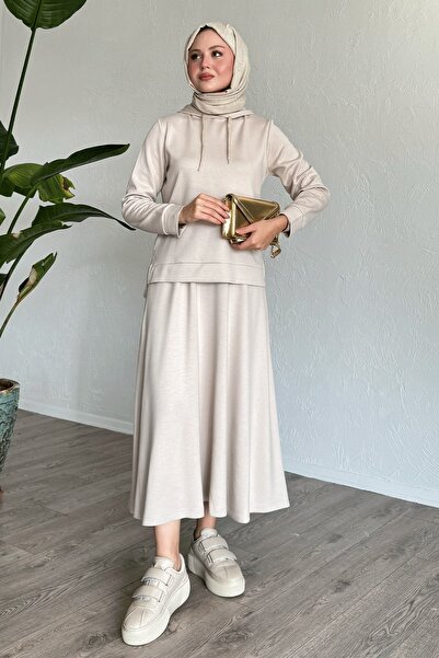 InStyle Béžový dvojitý oblek s detailným znakom