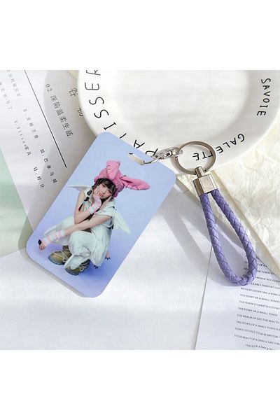 Kpop Dünyasi New Jeans'' Hanni'' Hard Cover Card Holder/Keychain