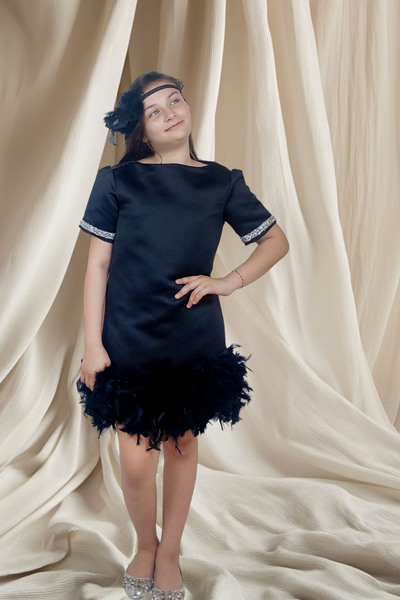 GİST Kız Çocuk Siyah Saten Kısa Kollu Etek Ucu Tüy Otriş Detaylı Abiye