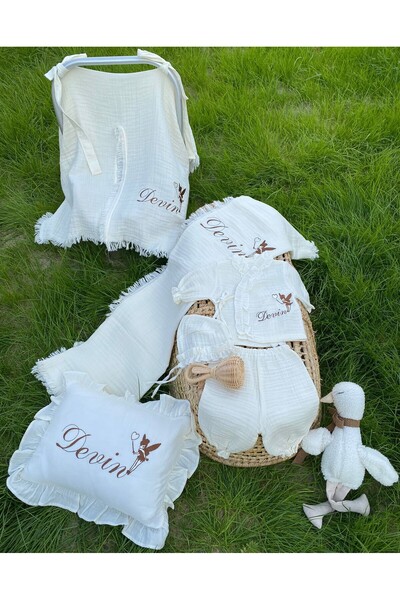 VolleM İsimli Nakışlı Müslin 6'lı Hastane Çıkış Seti( Müslin Battaniye,Yastık Kılıfı ve Puset Örtüsü)