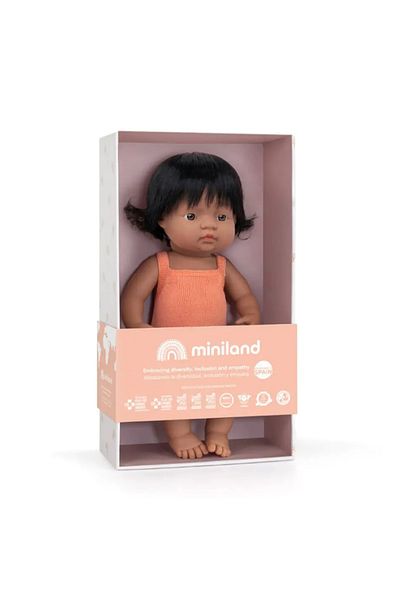 Miniland Papusa 38 cm, fetita latino, imbracata in salopeta tricotata