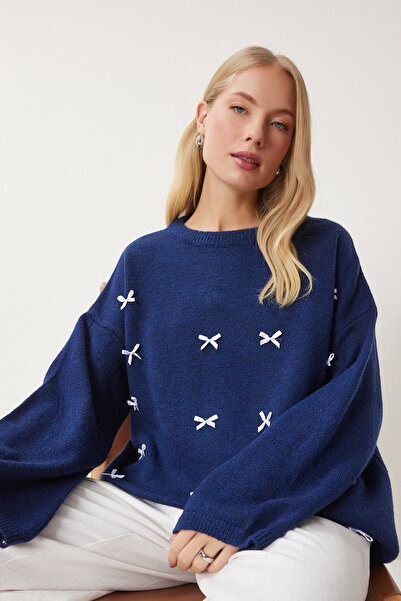 Lovelyİstanbul سترة تريكو كبيرة الحجم باللون الأزرق الداكن - تفاصيل فيونكة LK...