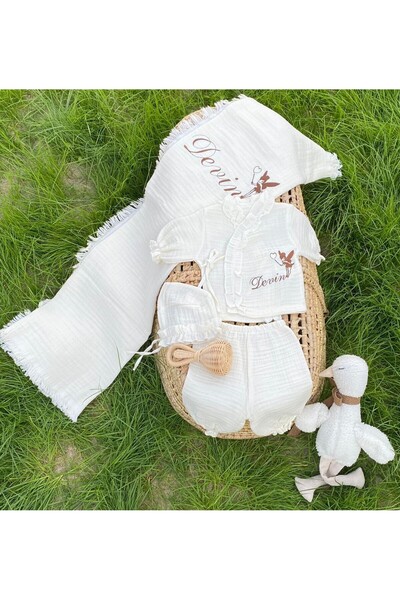 VolleM İsimli Nakışlı Müslin 4'lü Hastane Çıkış Seti İsim NakışlıMüslin Batta...