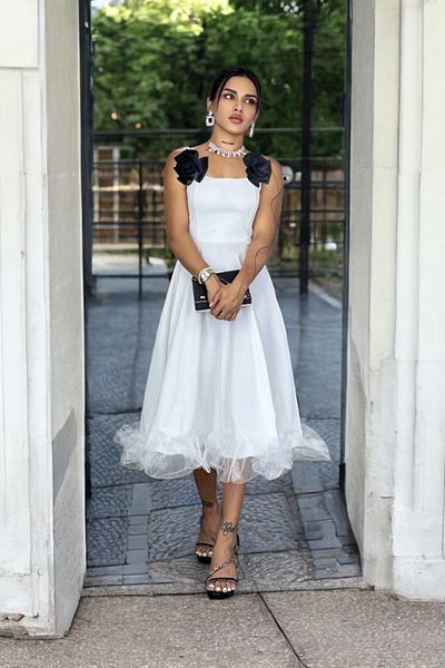 ALFUDO Moda Collection Λευκό Midi Βραδινό Φόρεμα με λουράκι - Γυναικεία φούστα με λεπτομέρεια από τούλι