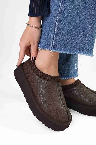 Shoeberry Жіночі плоскі капці Уггі коричневі короткі зі штучної шкіри