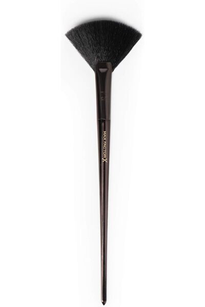 Max Factor Pro Fan Brush F5 by Mashael Ajeel