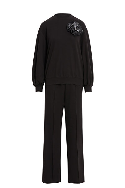 kı.we Broş Detaylı Büzgülü Kollu Siyah Pantolon Tshirt Takım