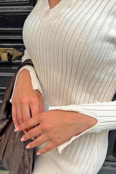 Swist Beigefarbenes Damen-Strick-Midikleid mit Polo-Ausschnitt und Ärmeln