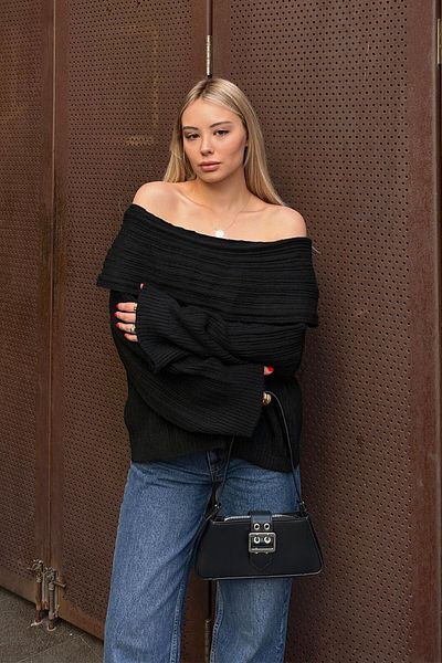 Swist Schwarzer Damen-Strickpullover mit Madonna-Kragen und offenen Schultern aus Samt