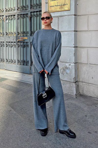 Swist Oversize dámská mikina a kalhoty v kouřové barvě - s výstřihem
