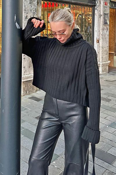 Swist Schwarzer kurzer Strickpullover mit Rollkragen und Bündchendetail für Damen