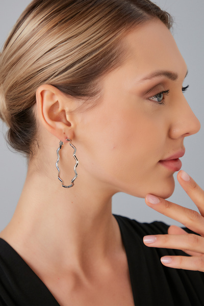 Lina Tia Kadın Sık Kıvrımlı Model Gümüş Kaplama Çelik Rodyum Kaplama Orta Boy İnce Çember Kombin Küpe