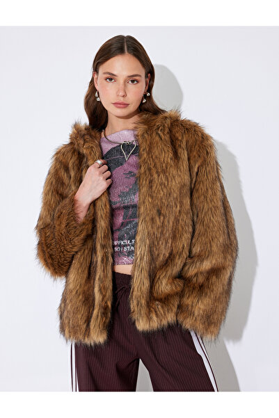 Koton X İnji Голямо палто от изкуствена кожа - детайл с качулка и джоб с копчета