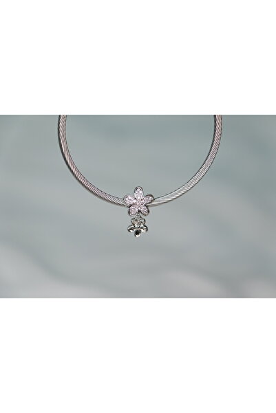 CYB STUDİO TAŞLI VE SALLANTILI ÇİÇEK FİGÜRLÜ PASLANMAZ ÇELİK CHARM