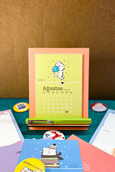 Varyant Tembel Kedi Masa Takvimi - 2026 Ahşap Kaide 12 Yaprak Renkli Ve Eğlenceli Aylık Takvim