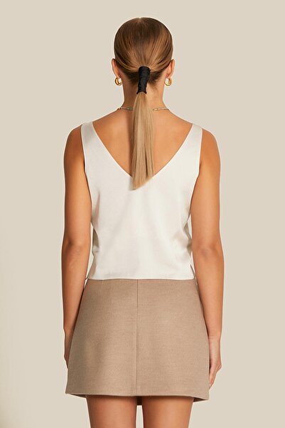 rue Μπλούζα με λαιμόκοψη σε σχήμα V με μπεζ λουράκια